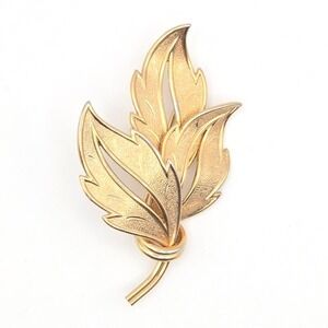 Vintage 1940s Coro Pegasus Gold Tone Textured Leaf Brooch Pin Signed